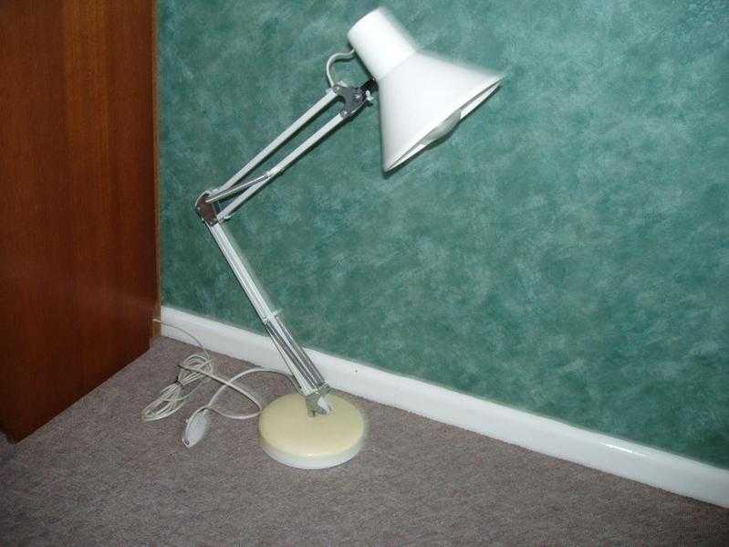 WHITE DESK LAMP