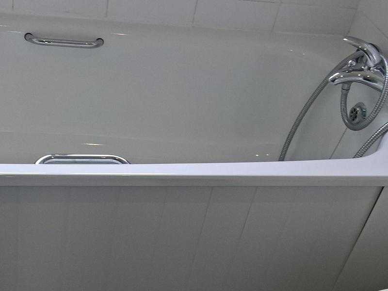 WHITE ENAMELLED STEEL BATH - Secondhand