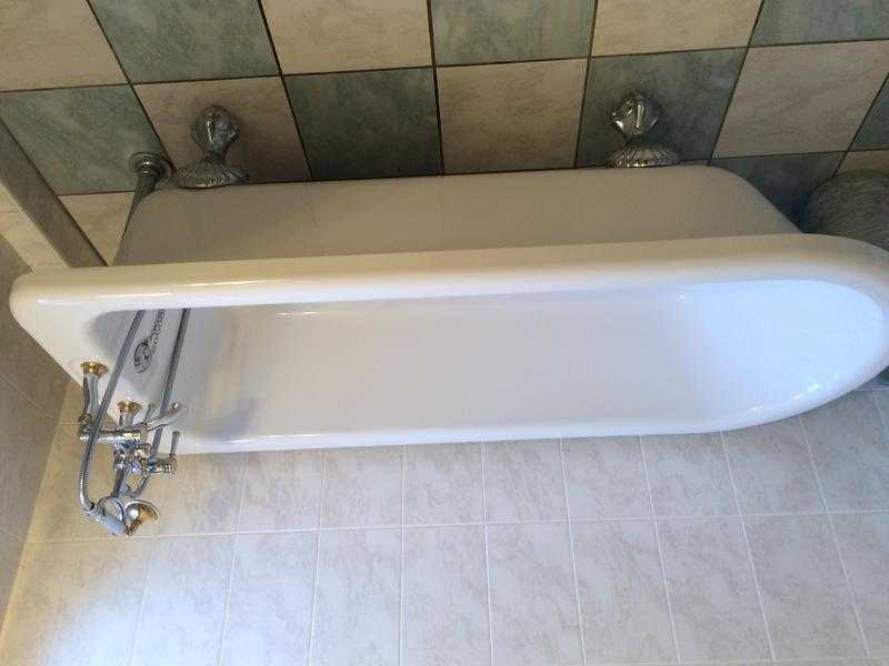 White free standing bath.