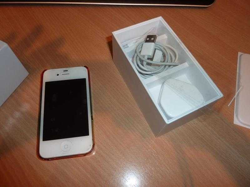 WHITE MOBILE IPHONE 4 S IN WHITE HARDLY USED COMPLETE amp IN ORIGINAL BOX