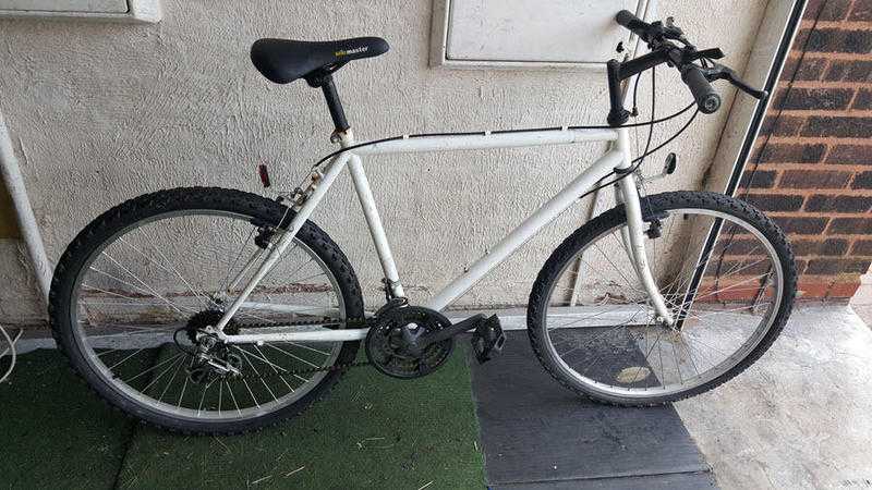 White Mountain Bike. 18 speed. 26 inch wheels (Suit 16 yrs to Adult).