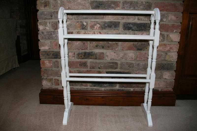 WHITE WOODEN TOWEL RAIL