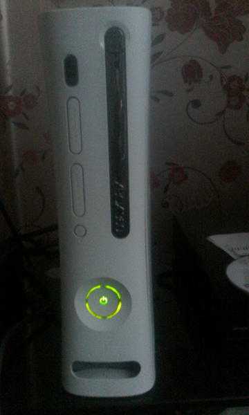 White Xbox 360 gig with , 60gig hard dirve with wireless controller wit three free games