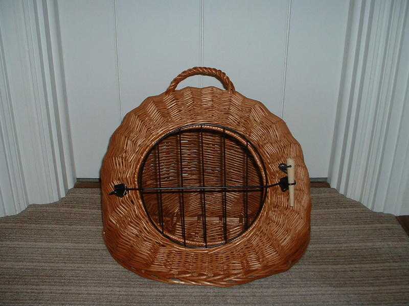 Wicker igloo cat carrier