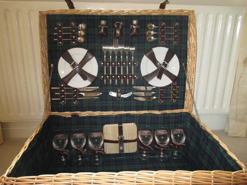 WICKER PICNIC BASKET