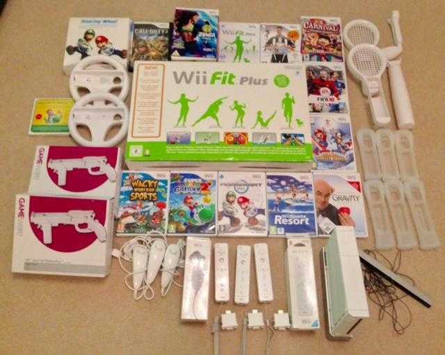 Wii, Wii Fit, 13 Games, 4 controllers and 4 NunChucks and more accessories