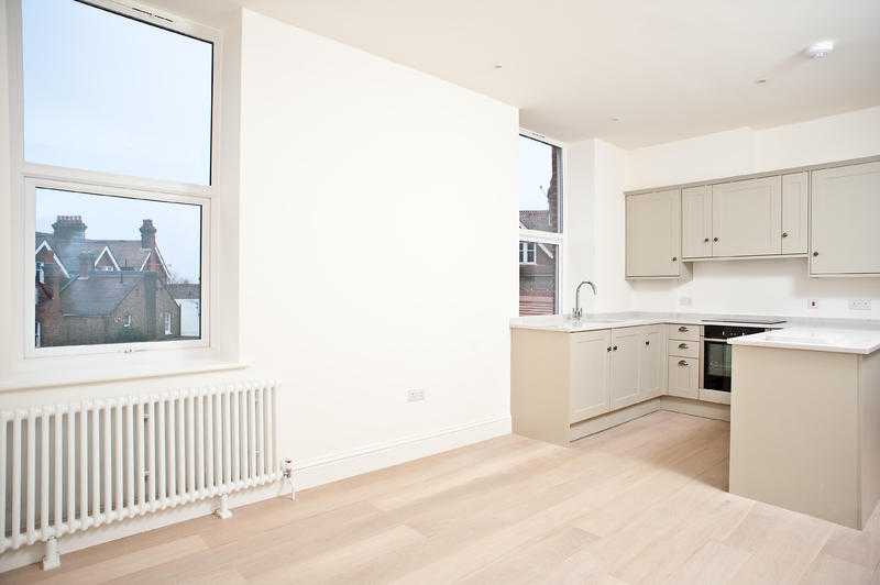 WILL GO FAST Luxury, Newly Refurbished South Facing Apartment in Dyke Rd.10 Min to Brighton Station