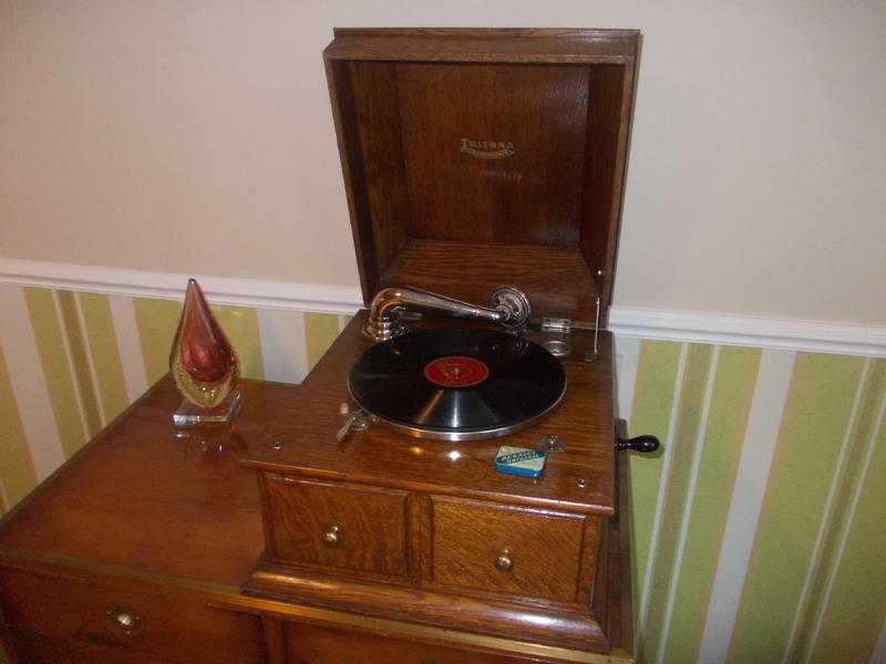 windup gramophone