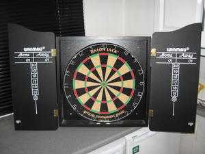 Winmau dartboard amp darts set