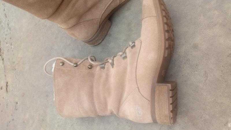 Women ugg boots size 5