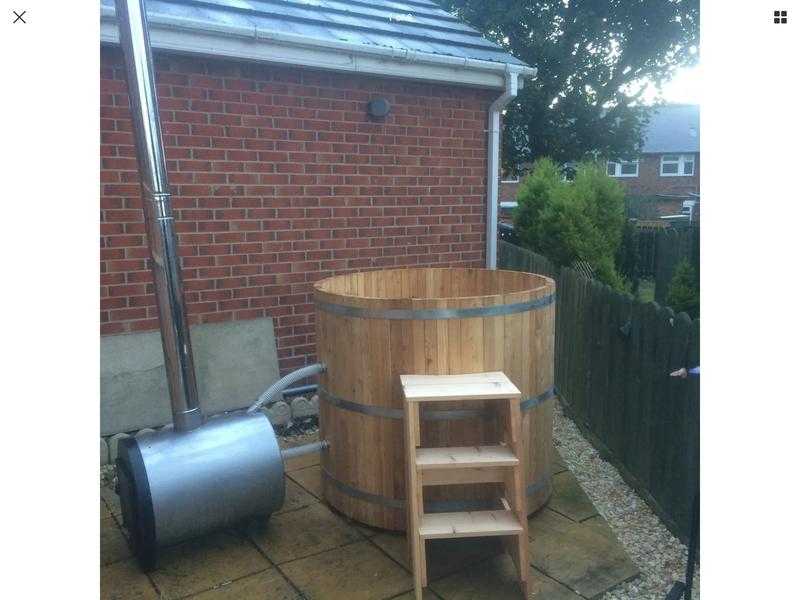 Wood hot tub