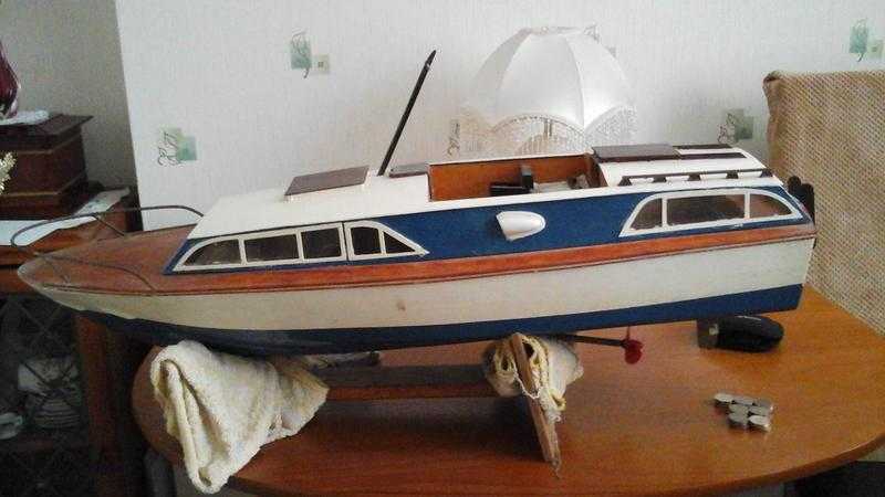 wooden cruiser model boat