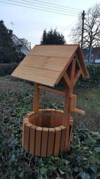 Wooden wishing well planter.......