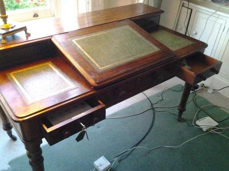 Writing Desk, Victorian. In mahogany.