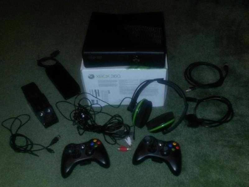 Xbox 360 250GB, 2 controllers, headphones