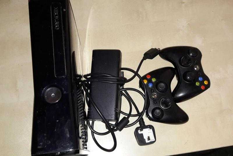 Xbox 360 250gb, 8 games, 2 controllers