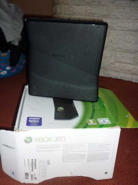 XBOX 360 4gb Slim with 8gb Hardrive, 2 Controllers and 4 games