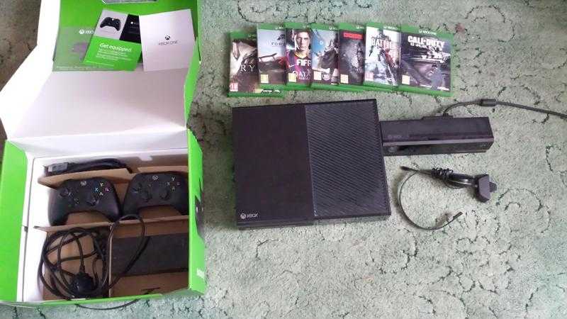 XBOX ONE, 2x controllers, Kinect, Headphone and Mic and 7 games.