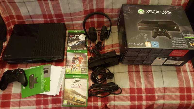 xbox one one 6 months old 3 games 2 headsets