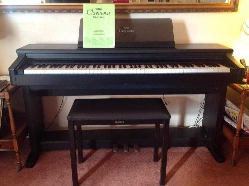 Yamaha Clavinova CLP-123 Electronic Piano and piano stool