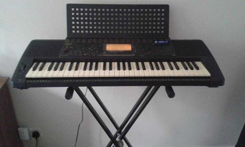 Yamaha PSR-520 keyboard with adjustable stand