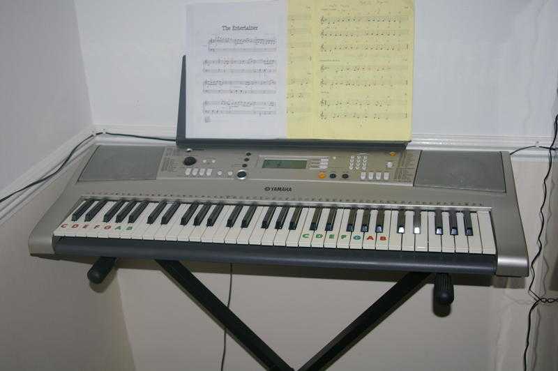 YAMAHA PSR E313 Keyboard and stand