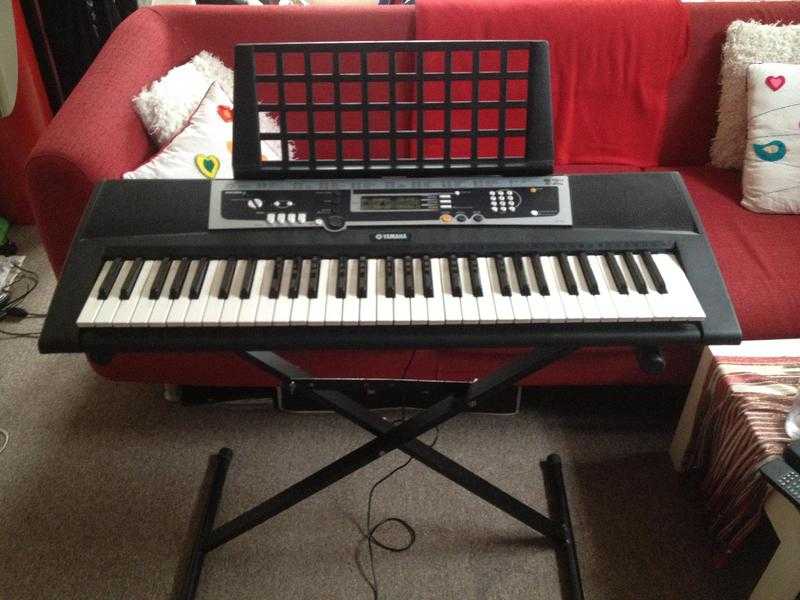 Yamaha YPT 210 Keyboard with stand