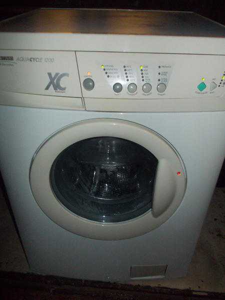 zanussi 6kg washing machine its a very very tidy machine .delivery possible