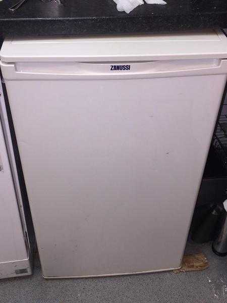 ZANUSSI UNDERCOUNTER FRIDGE- EXCELLENT WORKING CONDITION.