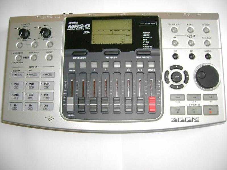Zoom MRS-8 Multitrack Recording Studio.